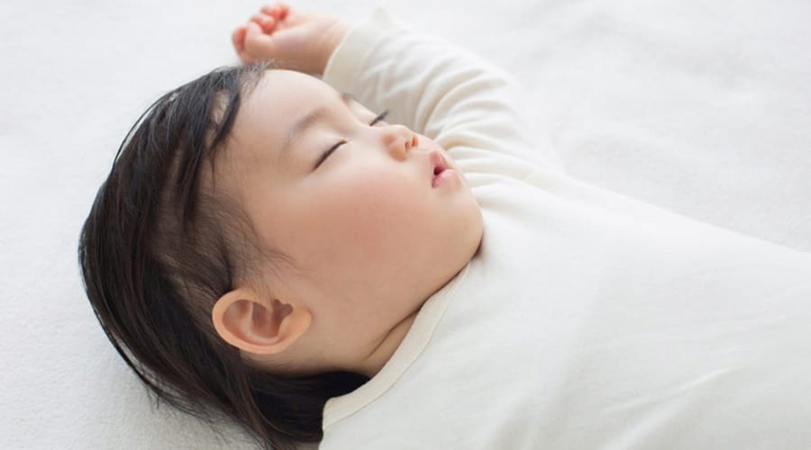 Trẻ 4 tuổi ra nhiều mồ hôi khi ngủ